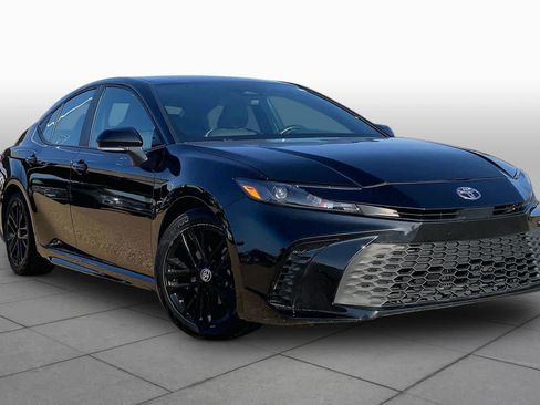 Used 2025 Toyota Camry SE FWD image 3