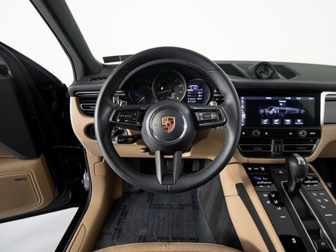 Certified 2025 Porsche Macan image 17