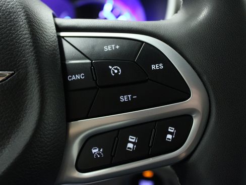 Used 2023 Chrysler Pacifica Touring-L FWD image 22