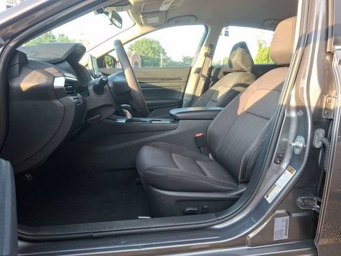 Used 2025 Nissan Altima 2.5 SV FWD image 13