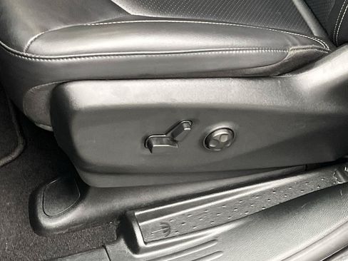 Used 2025 Chrysler Pacifica Select FWD image 9