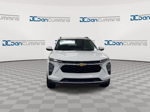 Used 2024 Chevrolet Trax LT w/ Driver Confidence Package FWD image 3