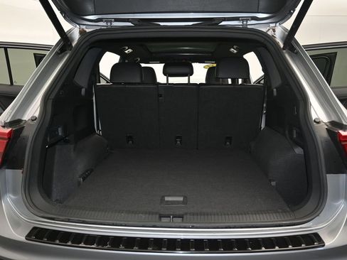 Used 2024 Volkswagen Tiguan SE R-Line image 11