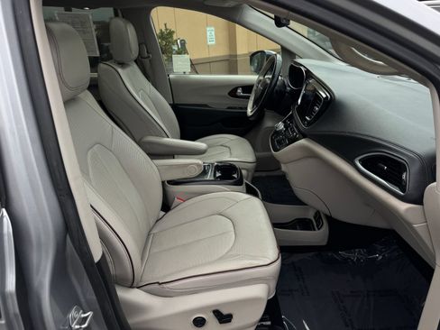 Used 2020 Chrysler Pacifica Limited FWD image 26