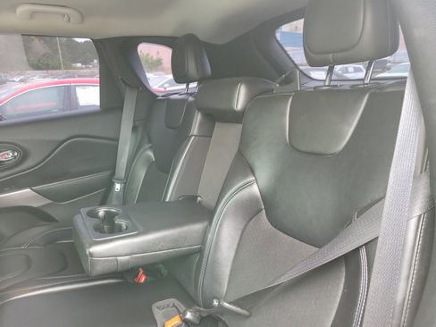 Used 2019 Jeep Cherokee Latitude Plus image 10