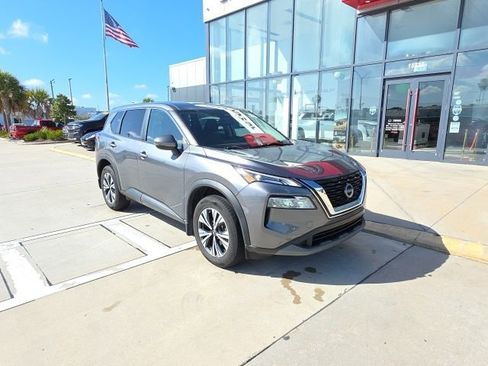 Used 2022 Nissan Rogue SV image 2