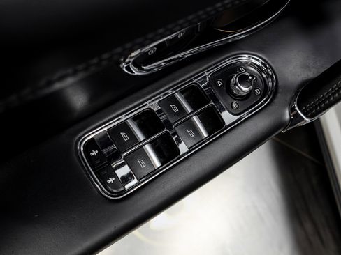 Used 2020 Bentley Bentayga Design Series image 47