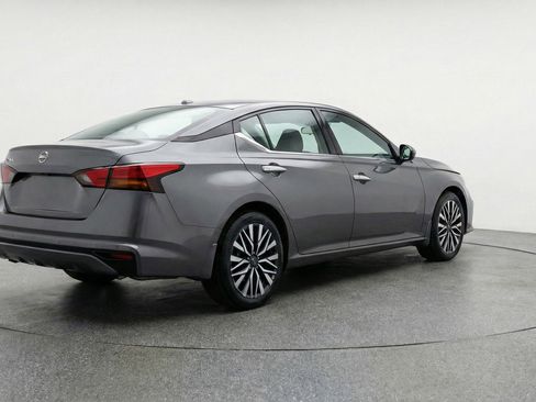 Used 2025 Nissan Altima 2.5 SV FWD image 9