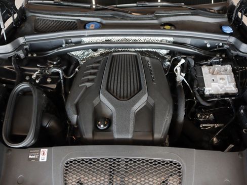 Certified 2025 Porsche Macan image 30