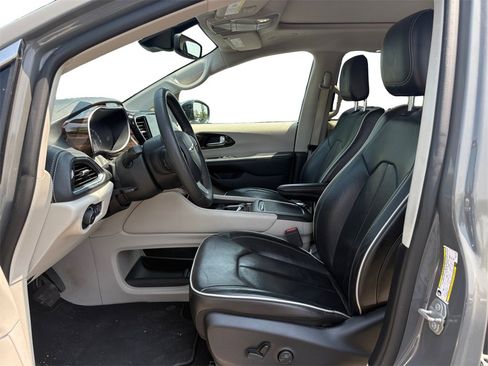 Certified 2023 Chrysler Pacifica Limited image 9