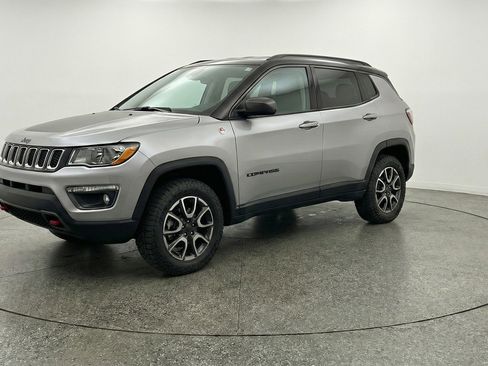 Used 2025 Jeep Compass Trailhawk image 3