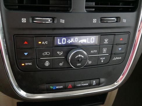 Used 2013 Chrysler Town & Country Touring-L w/ Driver Convenience Group FWD image 23