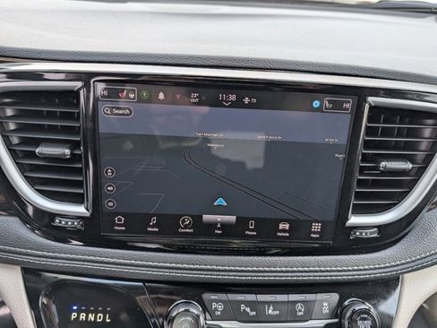 Used 2023 Chrysler Pacifica Limited image 3