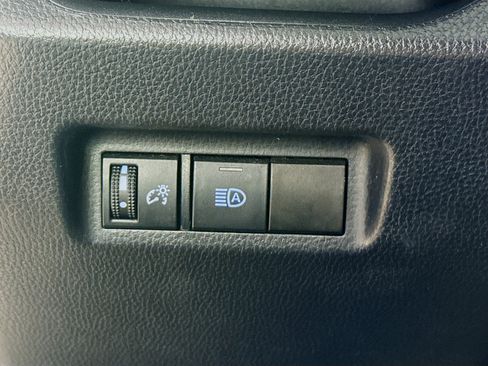 Used 2019 Toyota RAV4 LE FWD image 9