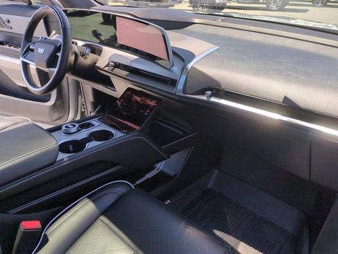 Used 2026 Cadillac Vistiq Platinum w/ LPO, Floor Liner Package AWD/4WD image 28