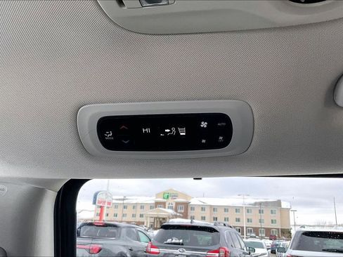 Used 2019 Chrysler Pacifica Touring-L image 12