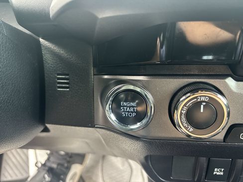 Used 2018 Toyota Tacoma TRD Off-Road AWD/4WD image 17