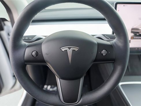 Used 2023 Tesla Model Y Long Range image 11