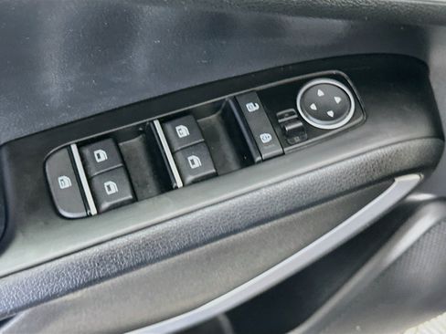 Used 2025 Kia Soul LX w/ LX Technology Package FWD image 15