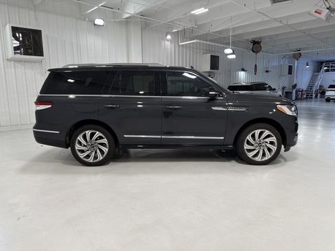 Used 2023 Lincoln Navigator Reserve RWD image 6