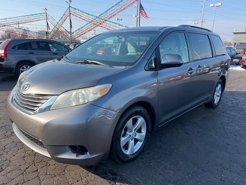 Used 2017 Toyota Sienna LE image 3