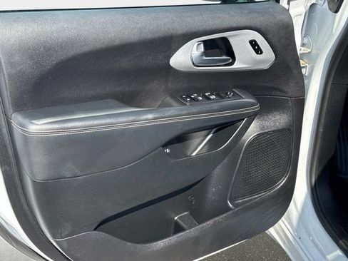 Used 2024 Chrysler Pacifica Limited FWD image 14