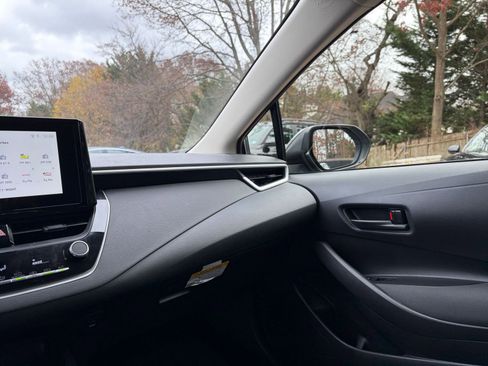 Used 2025 Toyota Corolla LE image 33