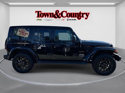 Used 2022 Jeep Wrangler Unlimited Sahara w/ Cold Weather Group image 4