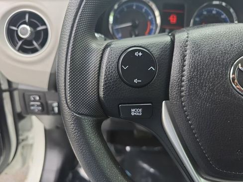 Used 2018 Toyota Corolla LE FWD image 16