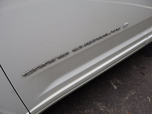 Used 2024 Jeep Grand Cherokee Overland AWD/4WD image 17