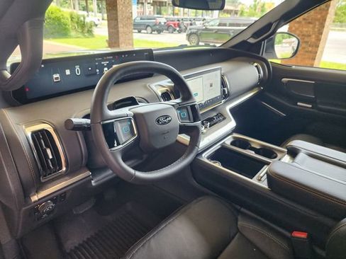 Used 2025 Ford Expedition Platinum w/ Driver's Package AWD/4WD image 12