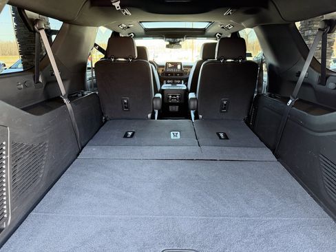 Used 2023 GMC Yukon XL SLT w/ SLT Luxury Package image 34
