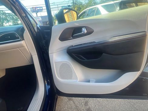 Used 2017 Chrysler Pacifica Touring image 31