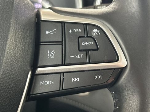 Certified 2024 Toyota Highlander XLE image 30