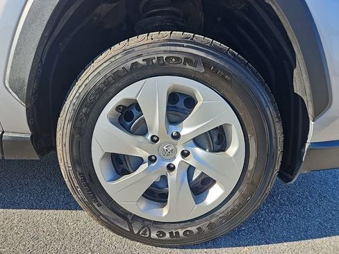 Used 2021 Toyota RAV4 LE image 9