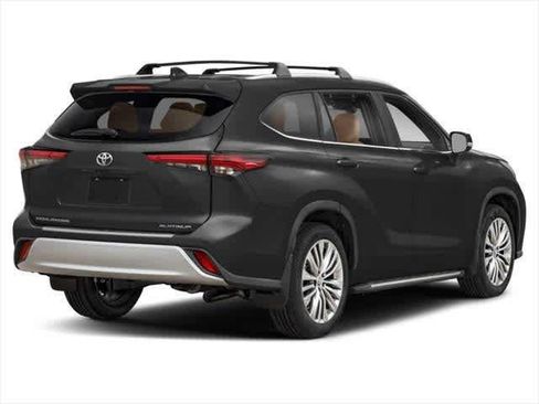 Used 2023 Toyota Highlander Platinum FWD image 2
