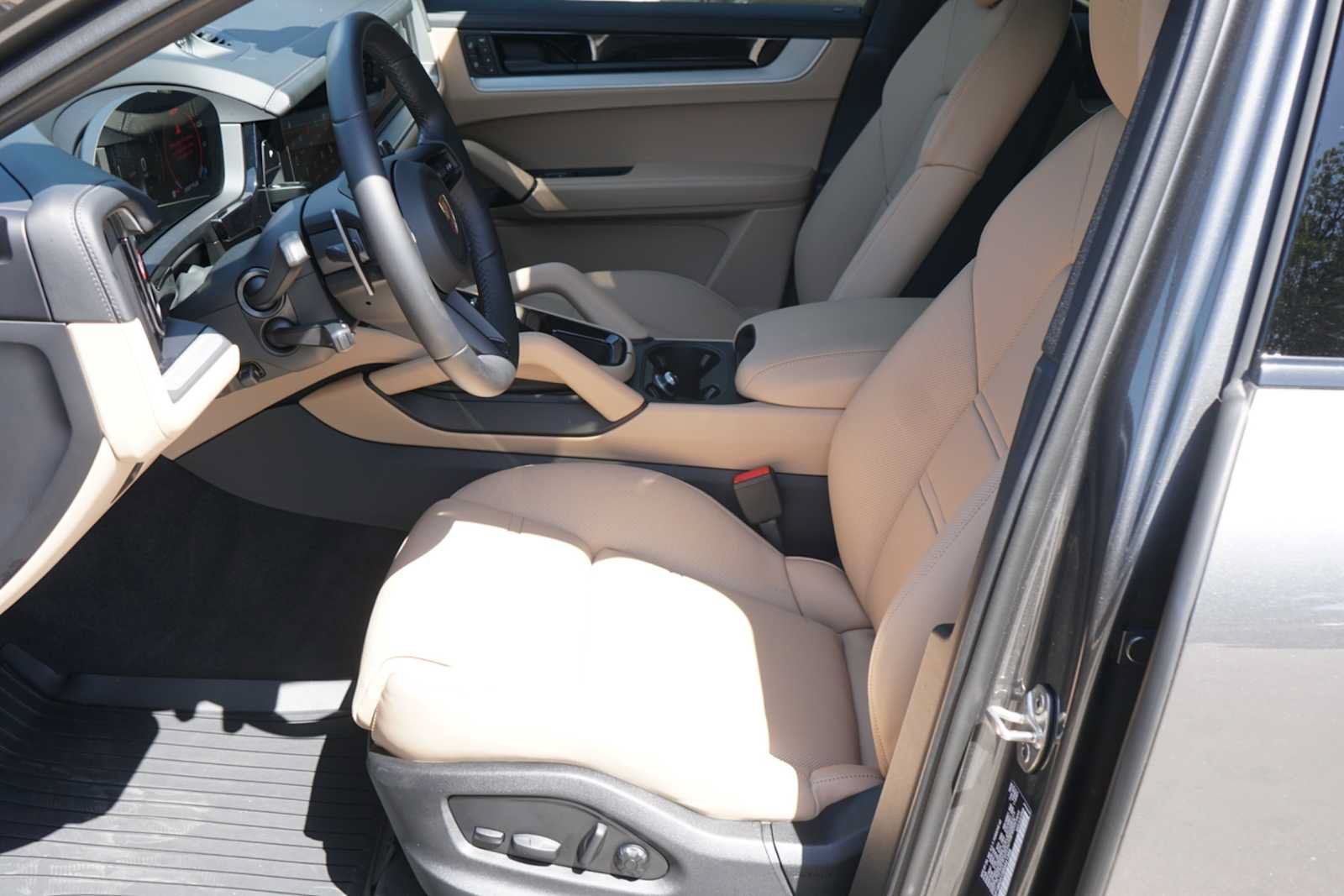 Used 2025 Porsche Cayenne S AWD/4WD image 8