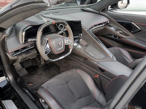 Used 2025 Chevrolet Corvette Z06 RWD image 10