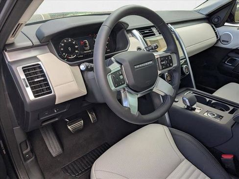 New 2025 Land Rover Discovery Dynamic SE image 3