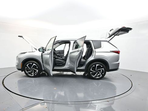 Used 2022 Mitsubishi Outlander SE image 36