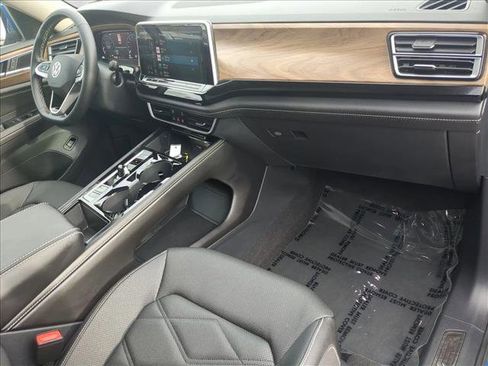 Used 2025 Volkswagen Atlas SE image 22