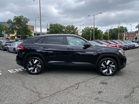 Certified 2024 Volkswagen Atlas Cross Sport SE w/ Panoramic Sunroof Package AWD/4WD image 2