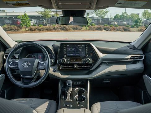 Used 2022 Toyota Highlander LE FWD image 26