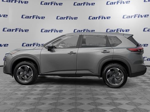 Used 2024 Nissan Rogue SV image 2