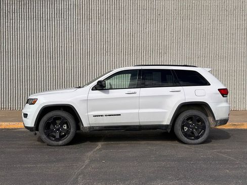 Used 2019 Jeep Grand Cherokee Laredo image 2
