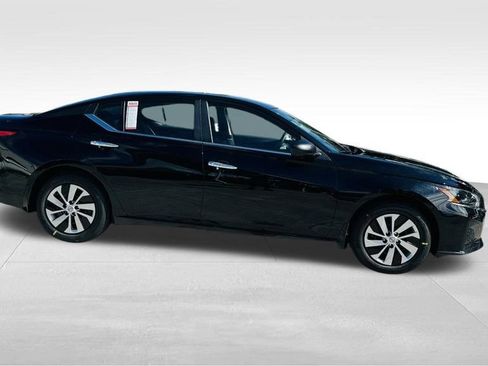 Used 2025 Nissan Altima 2.5 S FWD image 9