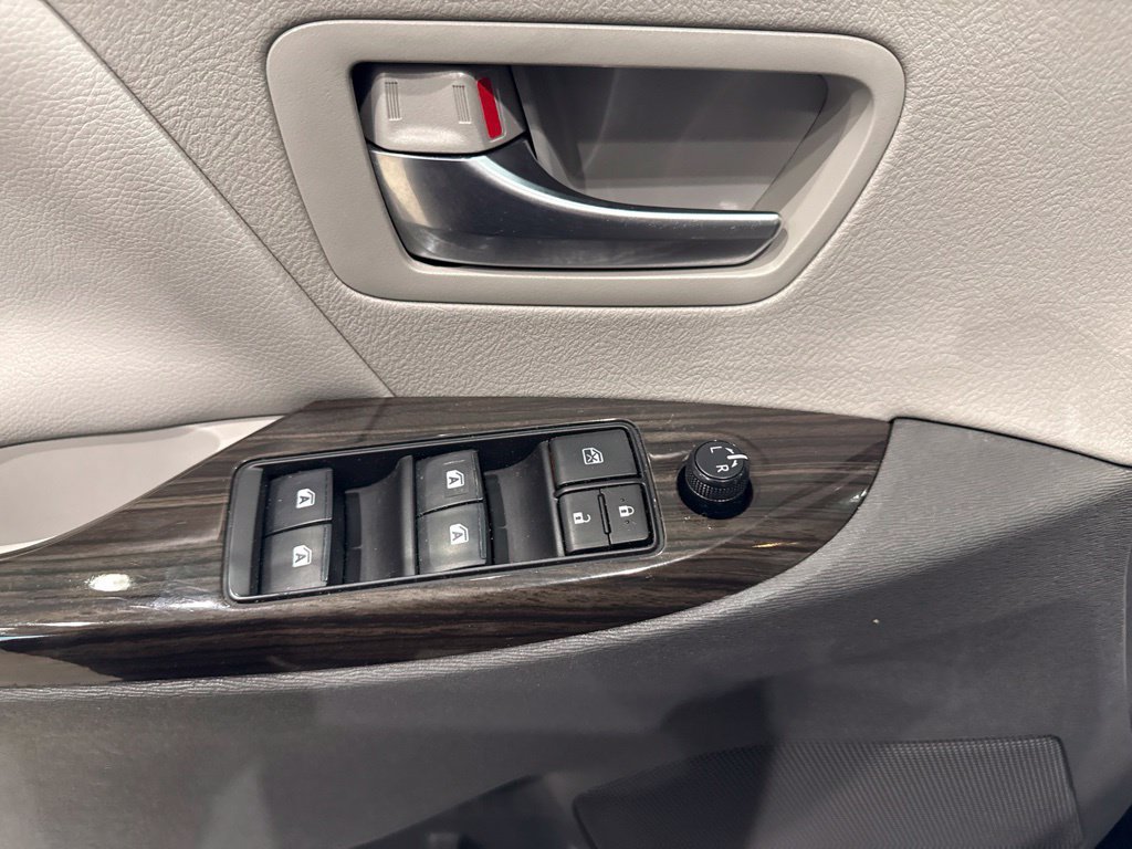 Used 2020 Toyota Sienna XLE w/ XLE Navigation Package AWD/4WD image 26