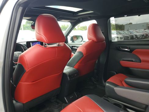 Used 2023 Toyota Highlander XSE image 8