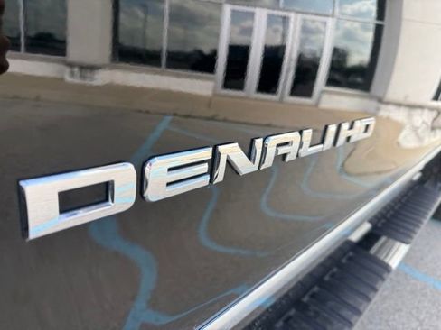 Used 2017 GMC Sierra 2500 Denali w/ Duramax Plus Package AWD/4WD image 10