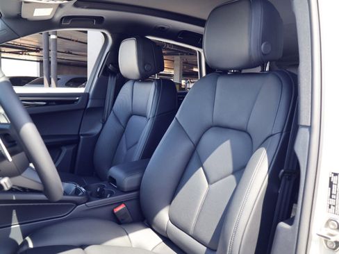 New 2026 Porsche Macan image 5